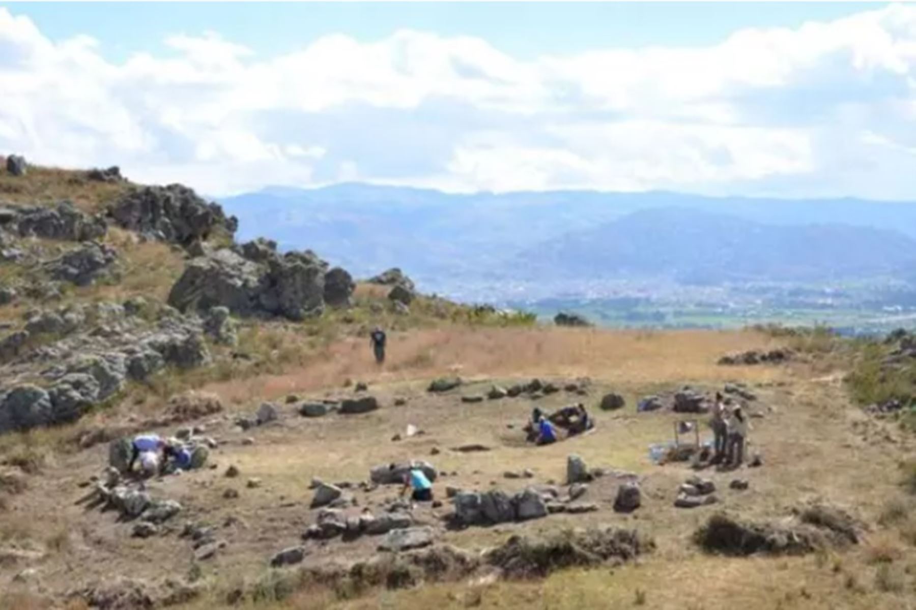 ¡Hallazgo arqueológico! Descubren una plaza megalítica circular de 4,750 años en Cajamarca
